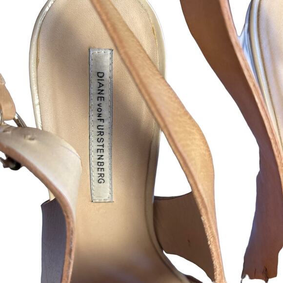 Diane Von Furstenberg Tan Clear Taite Acrylic Lucite Heels Sandals Shoes Size 10 - Picture 7 of 11